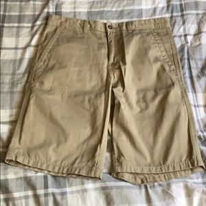 Men’s tan khaki shorts